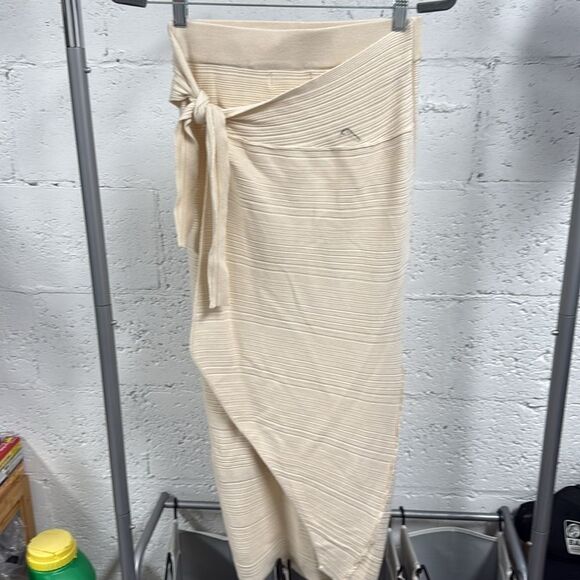 Cream Textured Midi Skirt - NWOT - Tie Back - Sleek Fitting Skirt - Size Small - Picture 2 of 3
